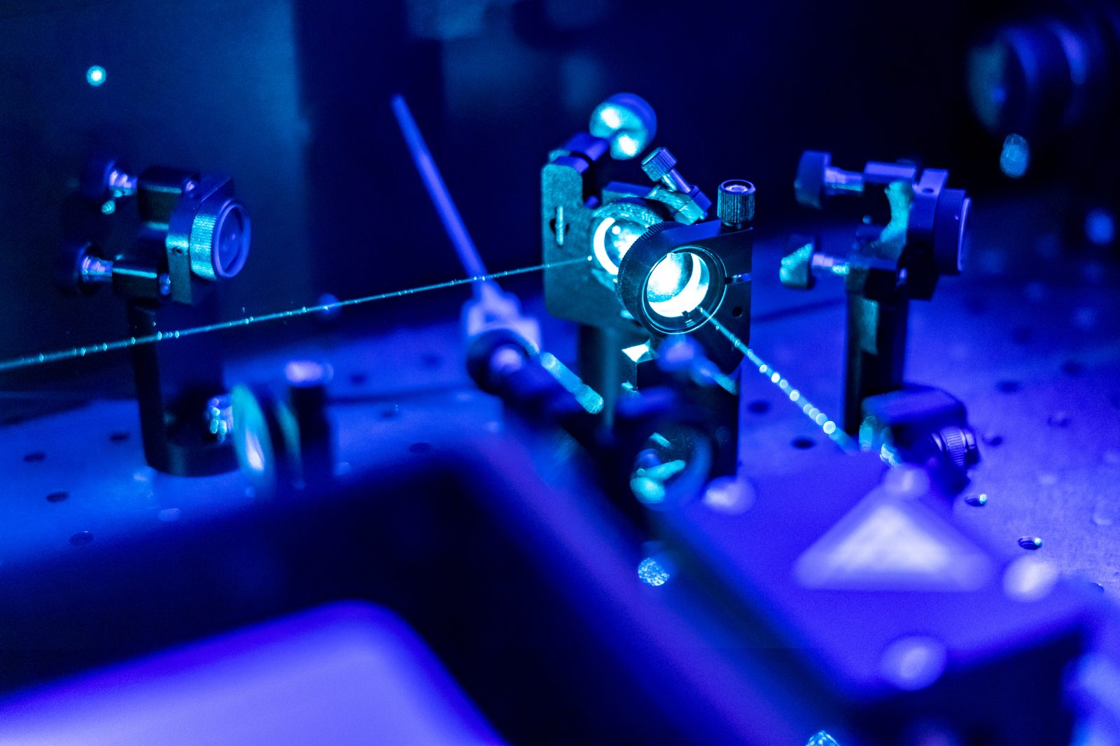 laser reflect on optic table un quantum laboratory